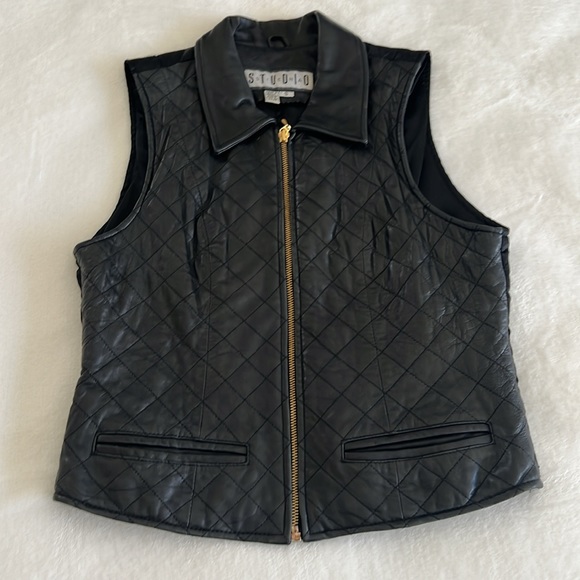 LEATHER FRONT VEST BY STUDIO SIENA BLACK LEATHER SIZE S. BACK IS MATERIAL. - Picture 2 of 16